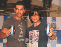 Bollywood - Shahrukh Khan en John promoten Pepsi