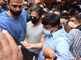 Bollywood acteur Shah Rukh Khan bezoekt zoon Aryan in gevangenis