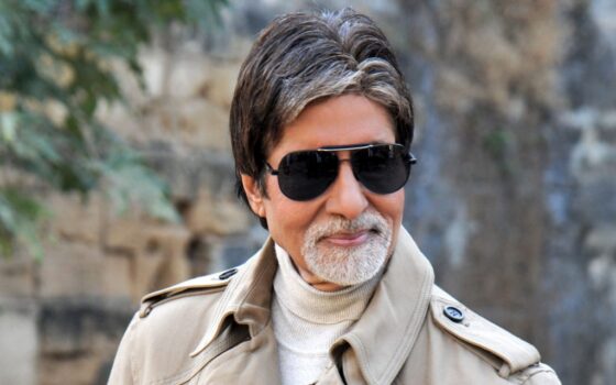 Bollywood acteur Amitabh Bachchan roept fans op thuis te blijven